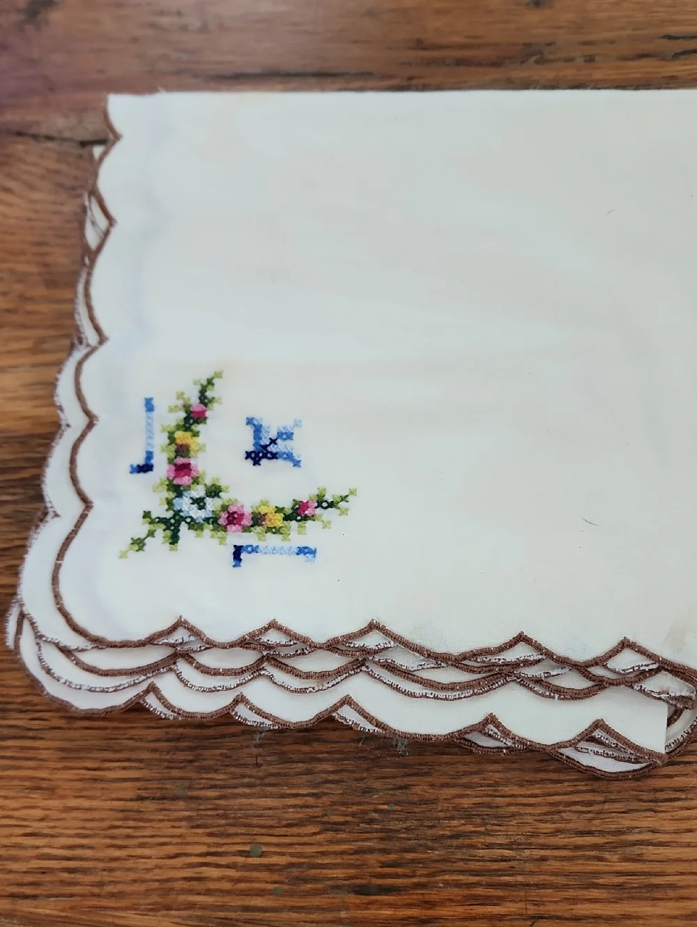 🩵 Embroidered White Linen Napkins with Floral Cross-Stitch